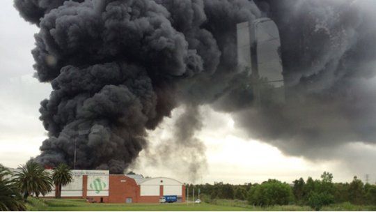 Bomberos controlan gran incendio en depósito de Tiendas Montevideo