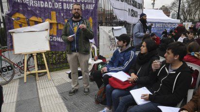 docentes dan clase en la plaza de mayo, y estudiantes asisten para apoyar la protesta