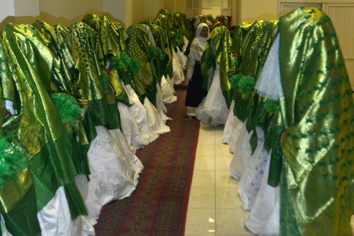 Las novias se paran dentro de un salón de bodas mientras esperan el comienzo de una ceremonia de matrimonio masivo en Kabul.&nbsp;&nbsp;