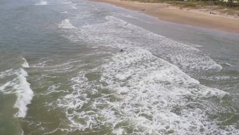 dos jovenes fueron rescatados de las aguas de la paloma tras ser arrastrados por la corriente