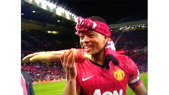 Evra se burló de Suárez en festejo del campeonato del Manchester