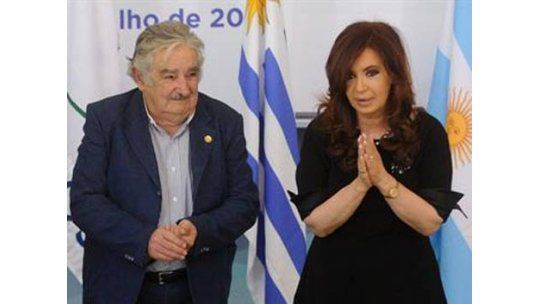 Mujica se reunió mano a mano con CFK por dragado del canal