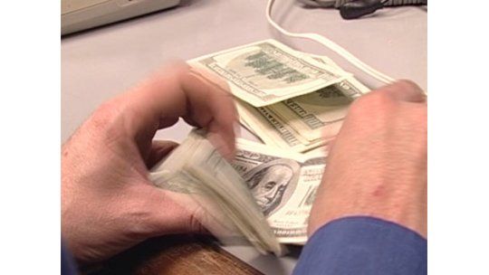 El dólar vuelve a bajar en el comienzo de la semana