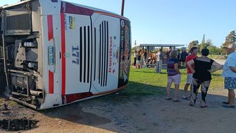 Volcó un ómnibus con pasaje completo en ruta 3 en Flores: hay 11 pasajeros lesionados