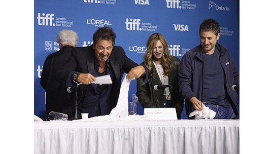 Al Pacino y su accidentada conferencia de prensa pasada por agua