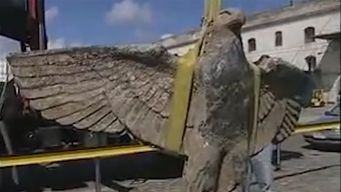 El águila del Graf Spee exhibida en el puerto de Montevideo. Foto: archivo Subrayado.