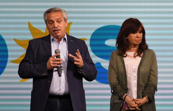 El presidente Fernández argumentando la derrota, y un paso más atrás Cristina Kirchner con cara de desconsuelo. Ella tenía expectativas más altas