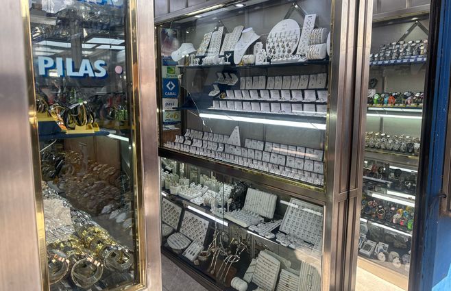 Foto: Subrayado. Vidriera rota por el delincuente; joyería en Paso Molino.