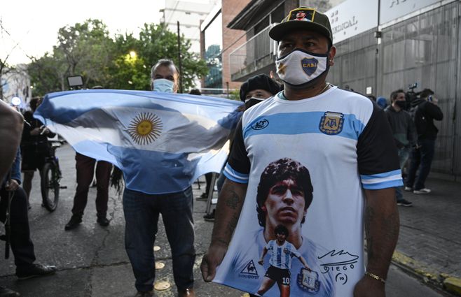 Admiradores de Maradona esperan afuera de la clínica el resultado de una operación que demandó 120 minutos y resultó exitosa. El excapitán argentino está pasando un mal momento anímico cuando acaba de cumplir los 60 años
