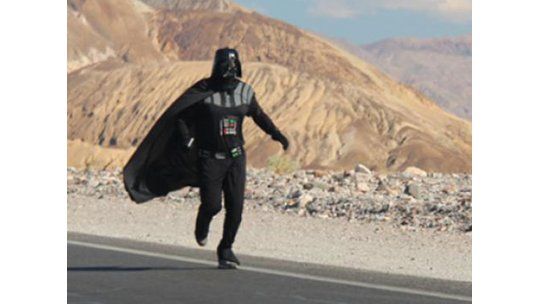 Vestido de Darth Vader corrió carrera en el desierto con 55º