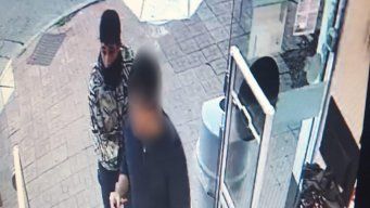 Foto cedida a Subrayado. Uno de los delincuentes se observa ingresando a las 17:02, y amenaza a un cliente.