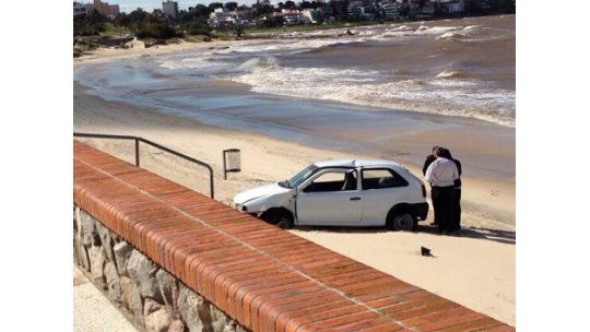 Cruzó la rambla, rompió el muro y terminó en la playa