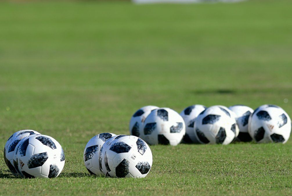 pelotas futbol cancha