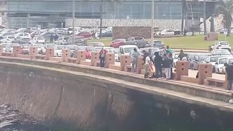 asi rescato un funcionario de la guardia republicana a un hombre que cayo al rio de la plata