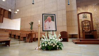 el papa murio de un ictus, segun su certificado de defuncion; la ultima voluntad de francisco para su sepulcro