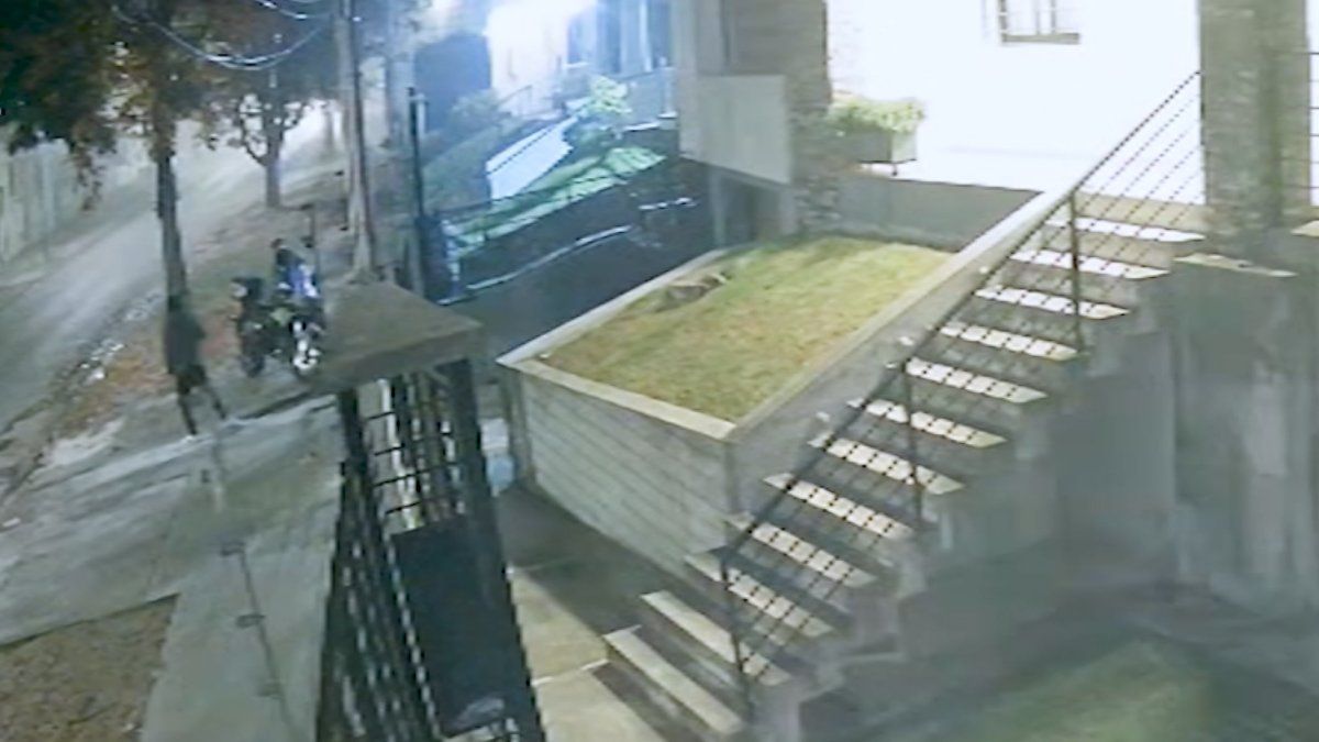 Delincuentes le robaron la moto y cámaras a un turista alemán que viaja por América del Sur; el vehículo apareció