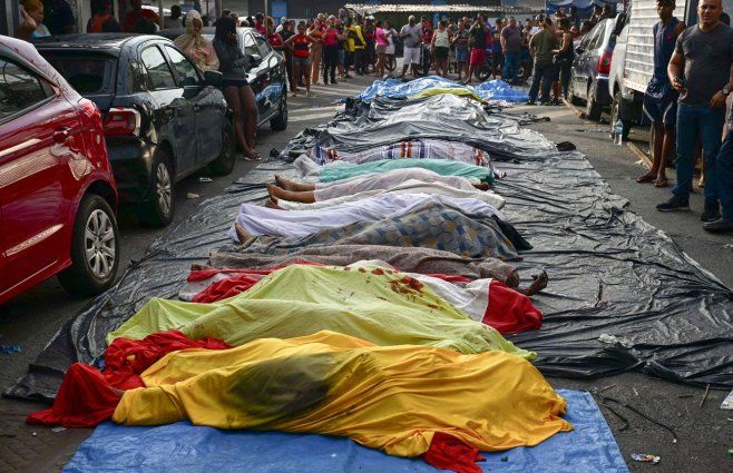 Los cuerpos exhibidos por vecinos de la favela en Rio de Janeiro. Foto: AFP