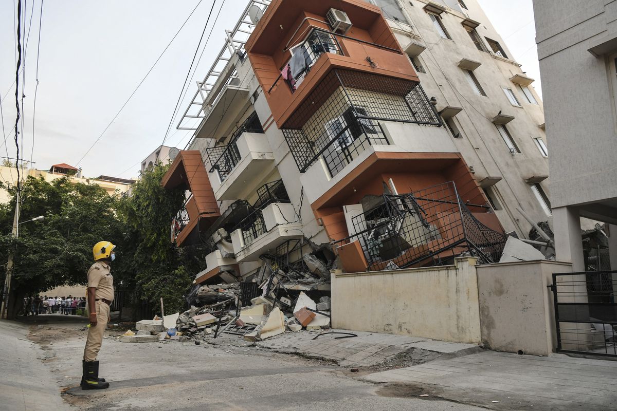 Un edificio de apartamentos de varios pisos se derrumbó sin que se reportaran víctimas, en Bangalore, India.