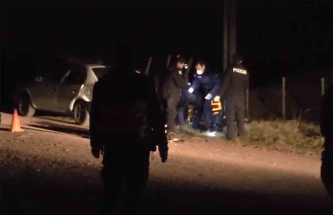 La Polic&iacute;a de Rocha trabaja en la escena del crimen