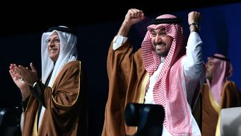 El presidente de la Federación de Fútbol de Arabia Saudita Sheikh Salman celebra la noticia. Foto: AFP