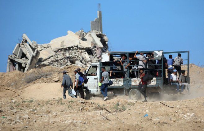 Foto: AFP. Gazatíes vuelven a sus hogares durante el alto al fuego; Israel se repliega.