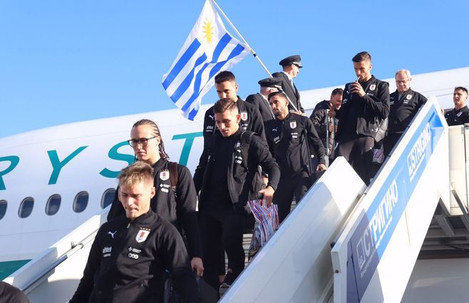 seleccion uruguaya bajando del avion en rusia foto AUF.jpg