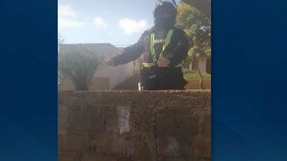 salto: investigan a policia que fue filmado tirando piedras a una persona