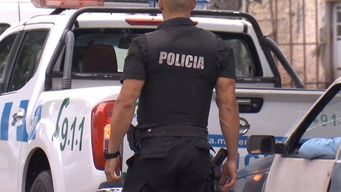 robaron una camioneta, huyeron y en la persecucion chocaron contra una casa