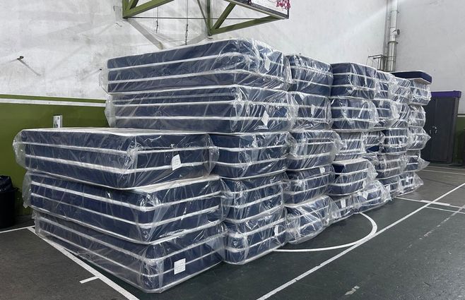 Los colchones distribuidos por el Sinae para las personas trasladadas a los centros especiales. Foto: FocoUy