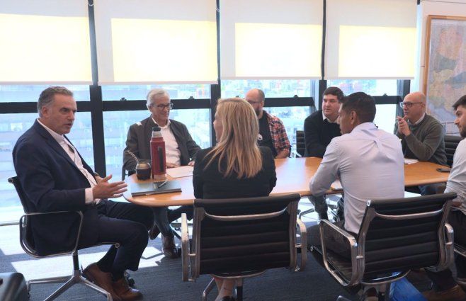 Orsi con el sindicato de funcionarios municipales, en la reunión en Torre Ejecutiva. Imágenes: Presidencia.