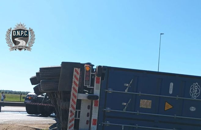 El camión volcado en ruta 101. Foto: Policía Caminera.
