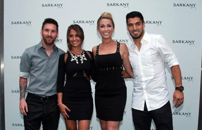 Foto: Leo Messi y Luis Suárez junto a sus esposas Antonela Roccuzzo y Sofía Balbi el día de la inauguración (Archivo).