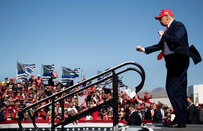 Donald Trump baila durante un acto del rally denominado Make America Great Again&nbsp; en el aeropuerto de Laughlin/Bullhead en Arizona. &nbsp; &nbsp;