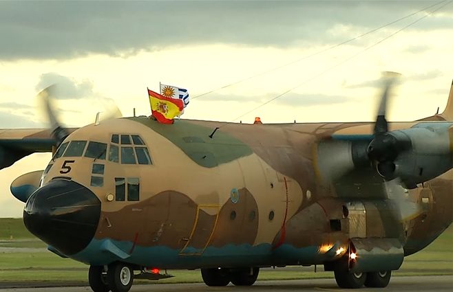 HERCULES-AVION-BANDERAS-URUGUAY-ESPAÑA.jpg
