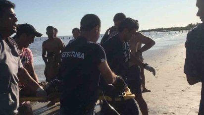 rescataron a un nino en aguas de colonia y le hicieron reanimacion en la playa