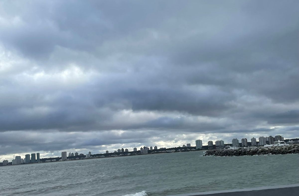 Domingo húmedo e inestable con persistencia de algunas lluvias, mejora con descenso de la temperatura