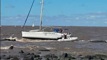 velero se accidento en el puerto del buceo y armada rescato a sus tripulantes