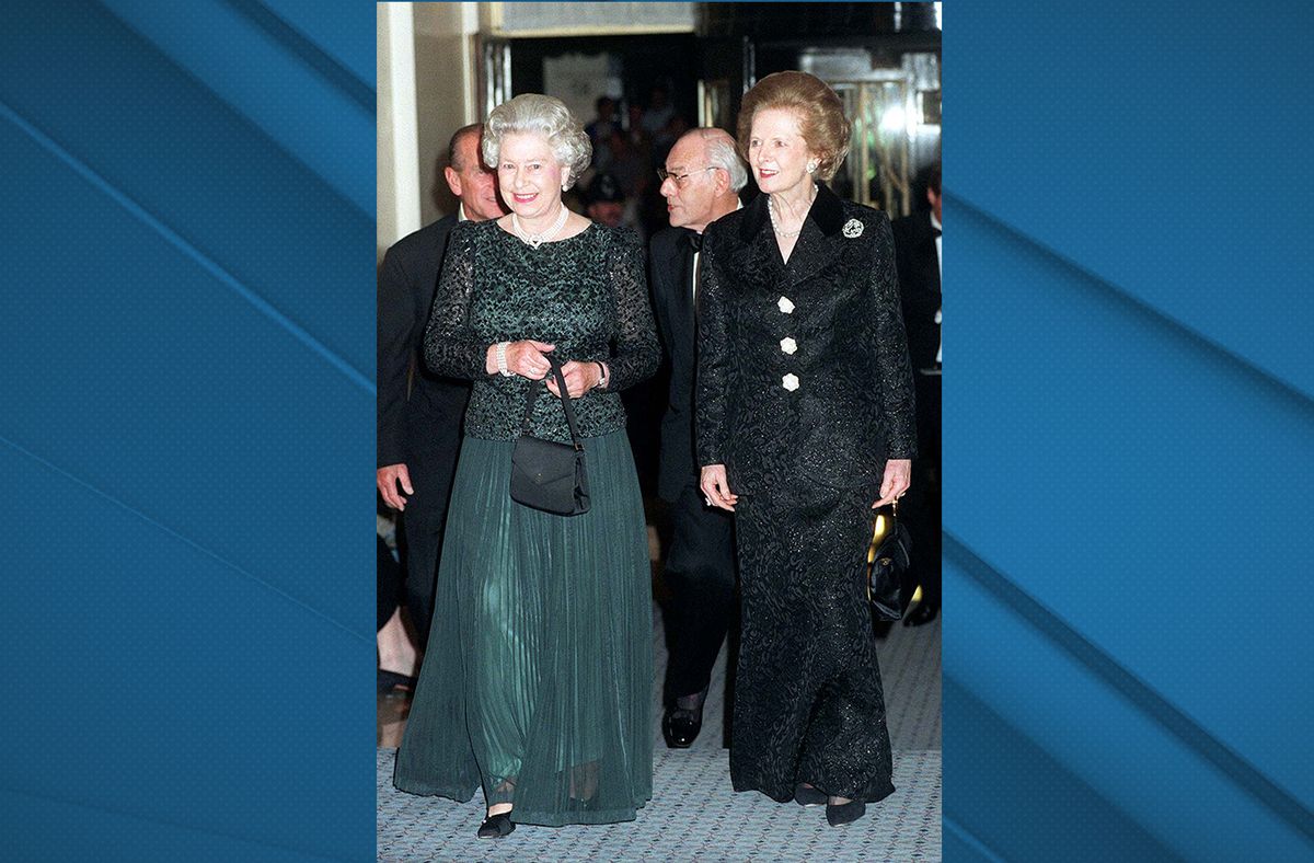 La Reina Isabel II de Gran Bretaña (i) y la ex Primera Ministra británica Margaret Thatcher llegan el 16 de octubre de 1995 al Claridges de Londres para una cena para celebrar el 70 cumpleaños del ex Primer Ministro. La baronesa Thatcher saludó calurosamente a la Reina, dejando atrás las especulaciones de que las dos mujeres no se llevaban bien. Foto: AFP