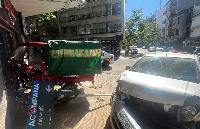 choque-autos-motocarro-paysandu-y-julio-herrera