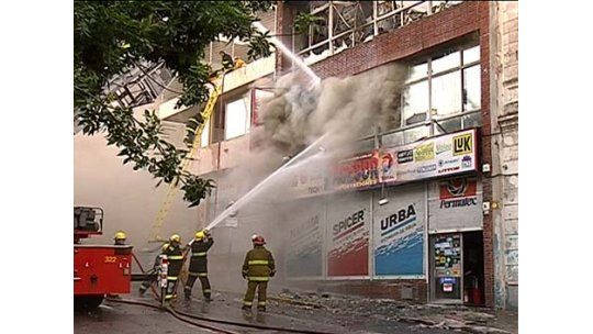 Bomberos realiza tareas de remoción tras incendio en el Centro