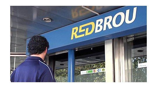 Dos peruanos detenidos por estafar a más de 50 clientes del Banco República