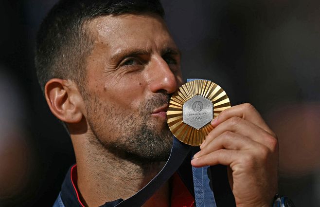 Novak Djokovic celebra con su medalla de oro en París 2024. AFP