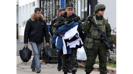 Ejército de Ucrania se va de Crimea, amenazado por fuerzas rusas