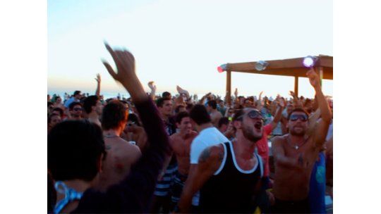 Playa y música electrónica en el atardecer de Bikini