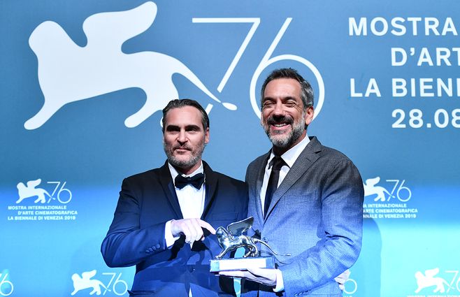 Todd Phillips y Joaquin Phoenix, Le&oacute;n de Oro por Joker como mejor pel&iacute;cula en 2019.