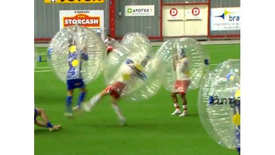 Cansados de las faltas inventaron el fútbol burbuja